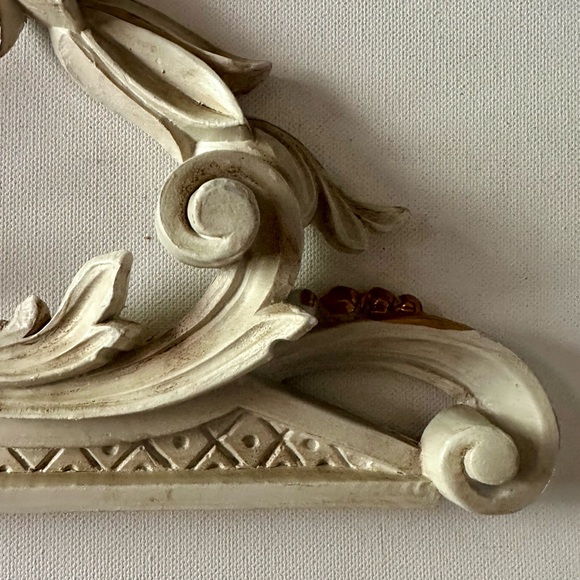 Vintage Baroque Style Regal Wall Plaque in Molded Plastic Made in Italy - Picture 6 of 14